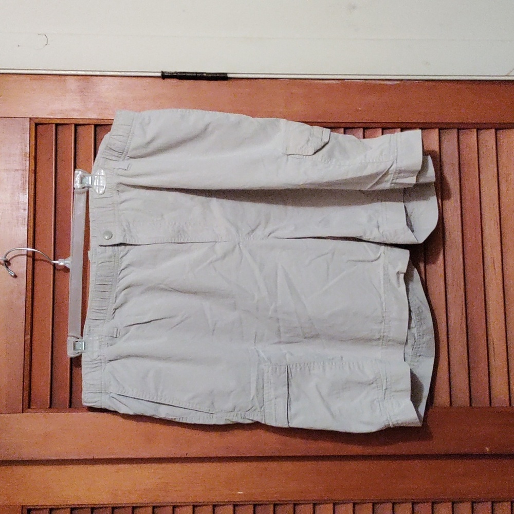 Columbia XCO men's size XL khaki colored cargo shorts